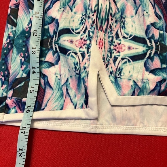 Tobi Short Mini Skirt Abstract Print Front slits PREOWNED/USED - Picture 13 of 14